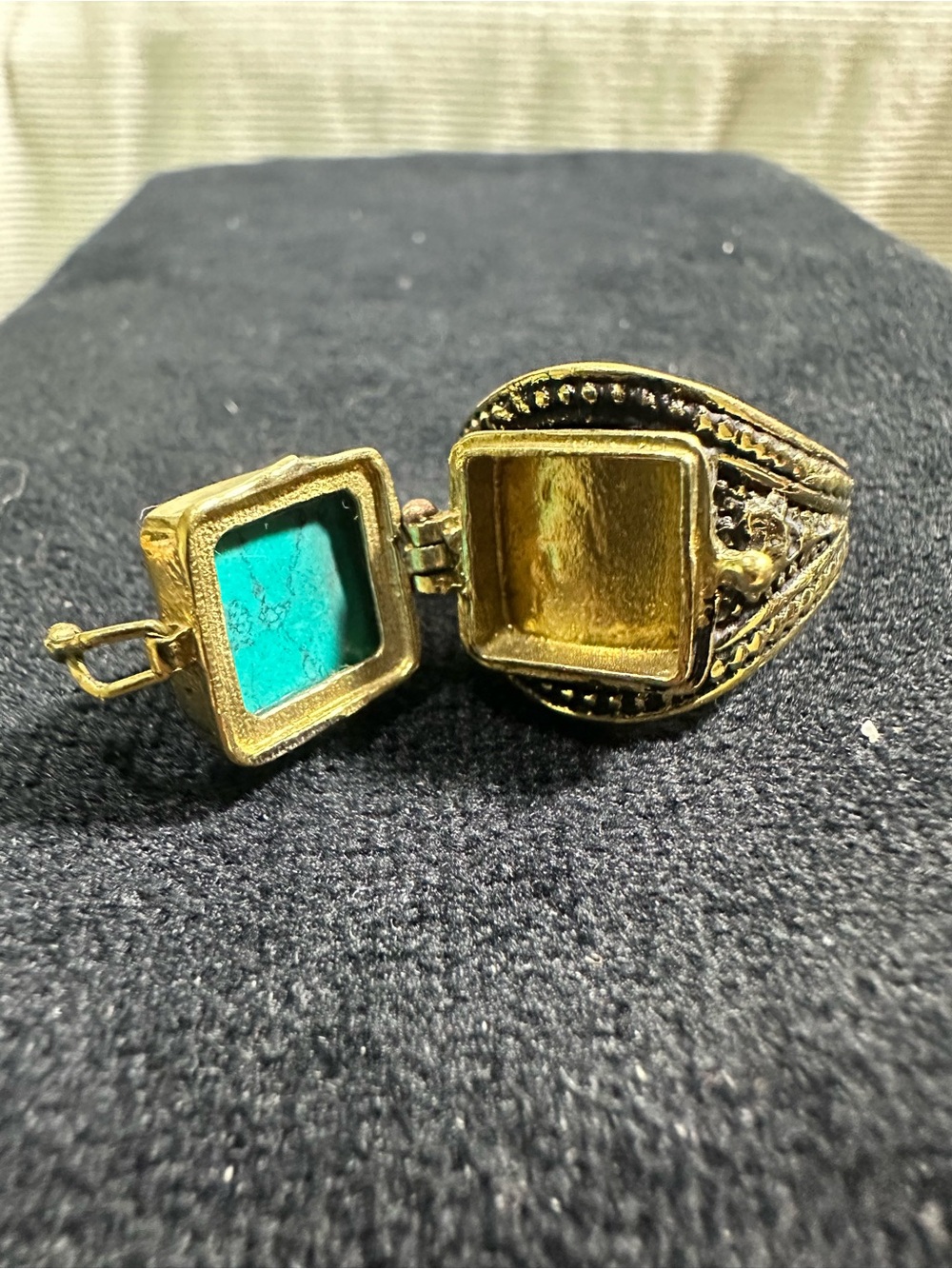 Vtg: *Unisex* Brass & Turquoise Poison Ring